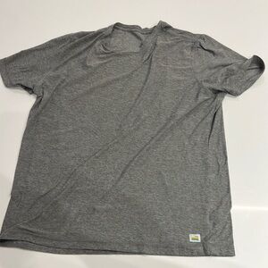 Men’s athletic fitting medium Vuori Shirt